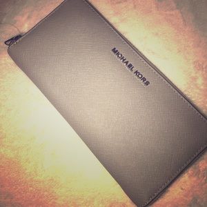 Beautiful Silver/Gray Michael Kors Wallet